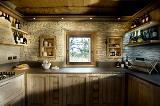 Casa parassita: Mobart Ben, cucina in legno su misura